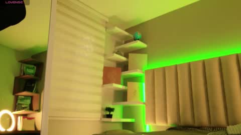 Snapshot of megan_moore__ chatting on September 27, 11:59 am     online show from September 27, 11:59 am