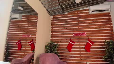 Snapshot of megan_raiin chatting on December 22, 8:49 am megan_raiin online show from December 22, 8:49 am