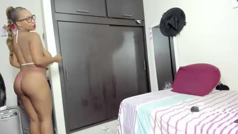 Snapshot of meganhotxx2 chatting on October 22, 4:13 am megan online show from October 22, 4:13 am