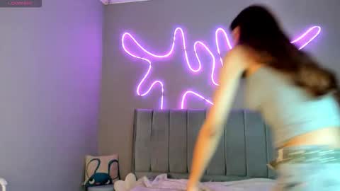 meganpeach_ online show from December 1, 12:32 pm