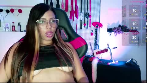 Snapshot of meggan_greey chatting on January 27, 11:43 pm Your best slave online show from January 27, 11:43 pm