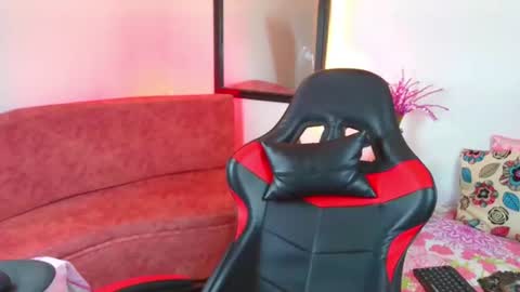 Snapshot of meggan_greey chatting on August 6, 11:06 pm Your best slave online show from August 6, 11:06 pm