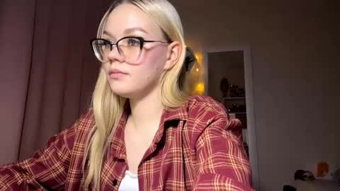 Snapshot of megganskurski chatting on March 11, 3:18 pm Mia online show from March 11, 3:18 pm