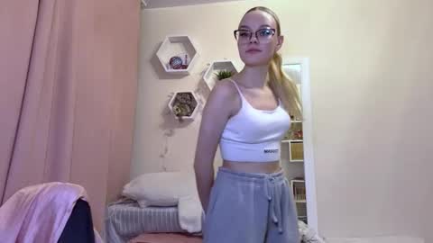 Snapshot of megganskurski chatting on March 14, 2:44 pm Mia online show from March 14, 2:44 pm