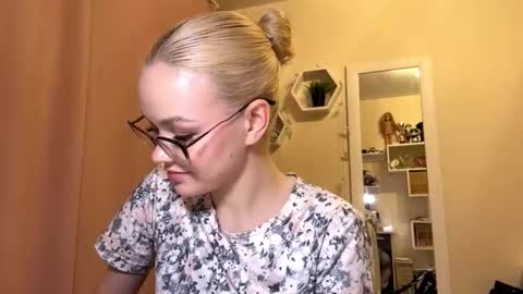 Snapshot of megganskurski chatting on March 27, 6:18 pm Mia online show from March 27, 6:18 pm