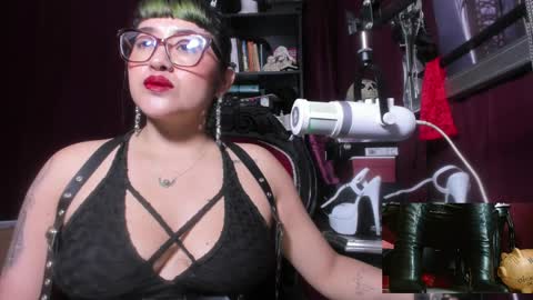 Snapshot of megoddessara chatting on March 27, 9:14 pm Goddess Sara online show from March 27, 9:14 pm