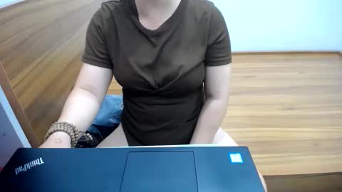 Snapshot of meimei_888 chatting on June 3, 2:47 am meimei_888 online show from June 3, 2:47 am