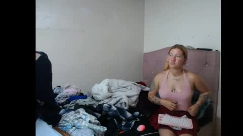 Snapshot of meizquin_lucifer chatting on April 6, 7:15 pm Meizquin and Lucifer online show from April 6, 7:15 pm