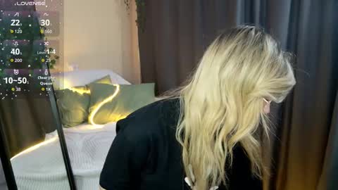 Snapshot of mel_nelson chatting on March 24, 11:59 am Mel online show from March 24, 11:59 am