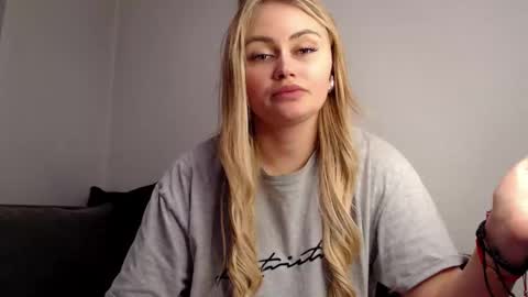 Snapshot of melani_a chatting on December 2, 7:27 pm Melania online show from December 2, 7:27 pm