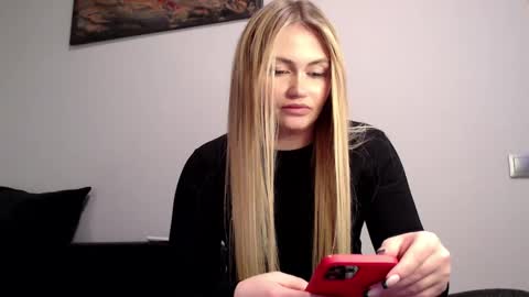 Snapshot of melani_a chatting on December 5, 4:34 pm Melania online show from December 5, 4:34 pm