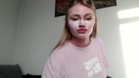 Snapshot of melani_a chatting on January 28, 11:28 am Melania online show from January 28, 11:28 am