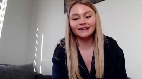 Snapshot of melani_a chatting on March 7, 12:23 pm Melania online show from March 7, 12:23 pm