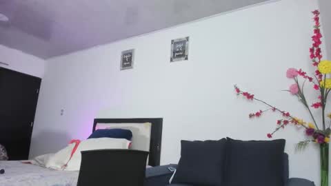 Snapshot of melaniie_roussel chatting on December 3, 1:46 am melaniie_roussel online show from December 3, 1:46 am