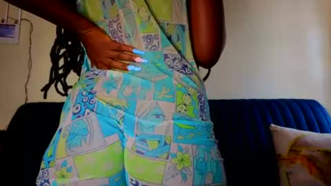 Snapshot of melanin_sassy96 chatting on June 30, 6:47 am bad lil shawry online show from June 30, 6:47 am