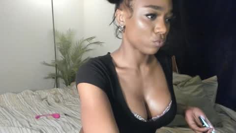 Snapshot of melaninmelanix chatting on March 2, 9:21 am melaninmelanix online show from March 2, 9:21 am