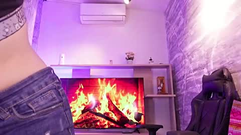 Snapshot of melanny_luv chatting on March 28, 9:14 pm MelanyLuv online show from March 28, 9:14 pm