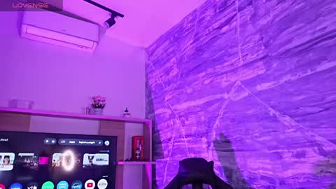 Snapshot of melanny_luv chatting on April 5, 9:45 pm MelanyLuv online show from April 5, 9:45 pm