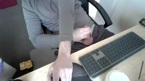 melbguy_075 online show from October 28, 1:20 am