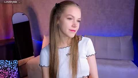 Melee Eva - Thumbs Up please  online show from March 12, 10:43 am