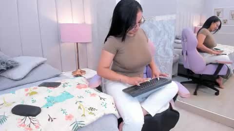 Snapshot of melie_me chatting on March 3, 11:38 am MELIE online show from March 3, 11:38 am