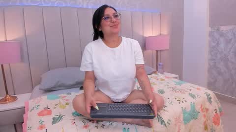 Snapshot of melie_me chatting on March 4, 11:27 am MELIE online show from March 4, 11:27 am