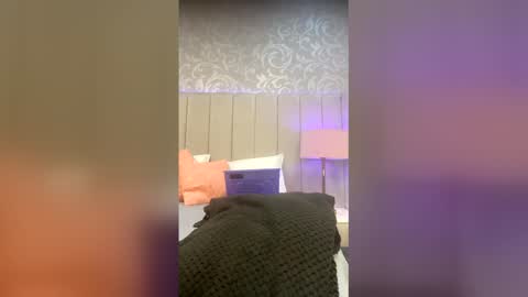 Snapshot of melie_me chatting on April 6, 11:11 am MELIE online show from April 6, 11:11 am