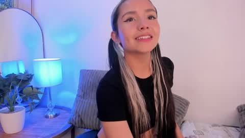 Snapshot of melii_0 chatting on April 1, 11:33 am Melii online show from April 1, 11:33 am