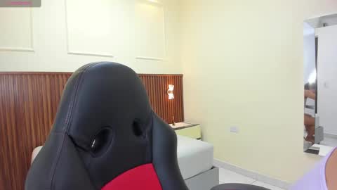 M E L I N A  online show from September 22, 4:53 pm