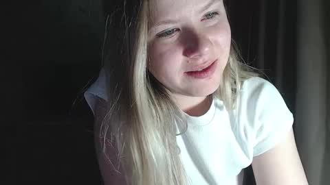 Melissa  Ray online show from December 9, 6:35 pm