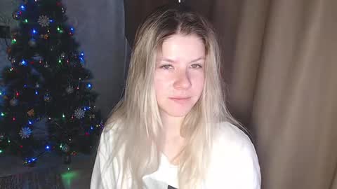 Melissa  Ray online show from December 11, 9:41 am