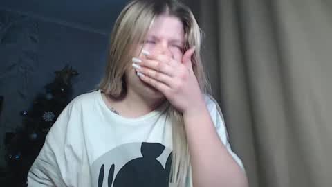 Melissa  Ray online show from December 12, 3:32 am