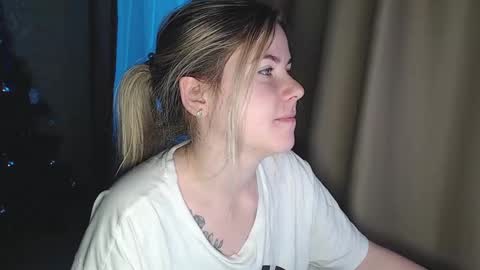 Melissa  Ray online show from December 18, 3:26 am