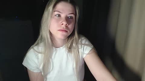 Melissa  Ray online show from December 19, 11:14 pm