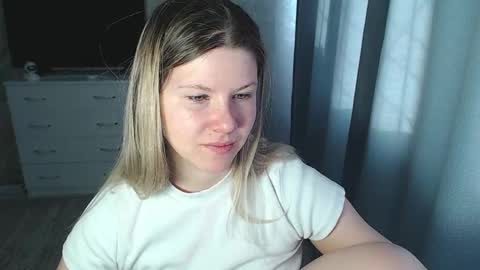 Melissa  Ray online show from February 10, 10:09 am