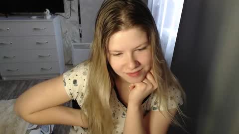 Melissa  Ray online show from February 19, 10:45 am