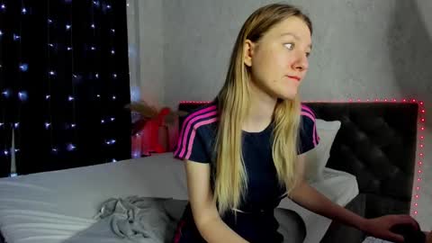melissa_moooree online show from February 24, 2:15 pm