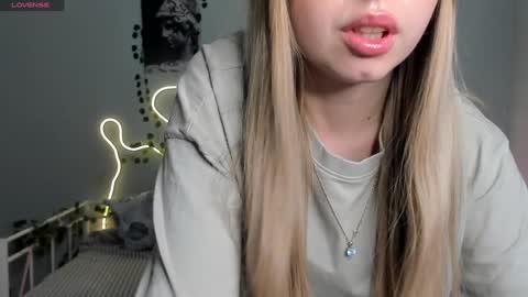 Snapshot of melissa_sshy chatting on December 23, 5:17 am Melissa HOT CONTENT HERE online show from December 23, 5:17 am