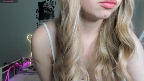 Snapshot of melissa_sshy chatting on January 24, 10:32 am Melissa HOT CONTENT HERE online show from January 24, 10:32 am