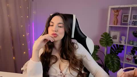 Snapshot of melissacharm_ chatting on February 15, 7:51 am Melissa online show from February 15, 7:51 am