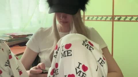 cutebutnyet online show from April 2, 5:38 am