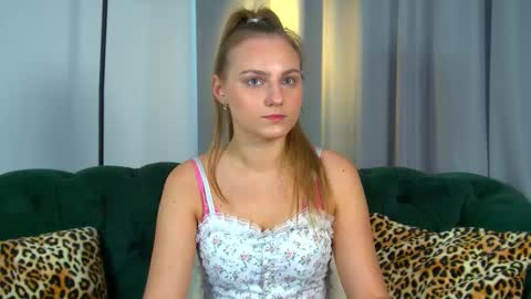 Snapshot of melissamelrey chatting on November 17, 8:09 am MelissaBerry online show from November 17, 8:09 am