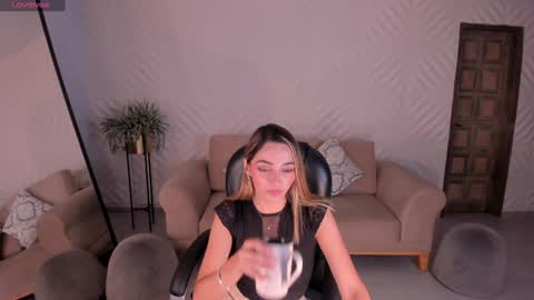 Snapshot of melissamoore_ chatting on January 15, 2:49 am Call me Meli online show from January 15, 2:49 am