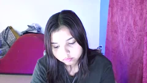 Snapshot of mell_hndz chatting on December 3, 2:03 am milagros online show from December 3, 2:03 am