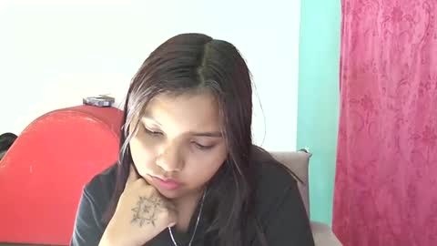 Snapshot of mell_hndz chatting on December 11, 6:14 am milagros online show from December 11, 6:14 am