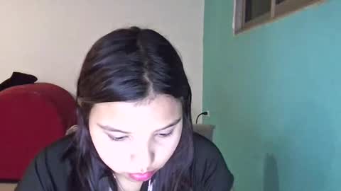 Snapshot of mell_hndz chatting on December 17, 4:45 am milagros online show from December 17, 4:45 am