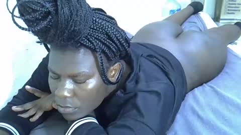 Snapshot of mellanine_ebony chatting on February 19, 1:01 am mellanine_ebony online show from February 19, 1:01 am