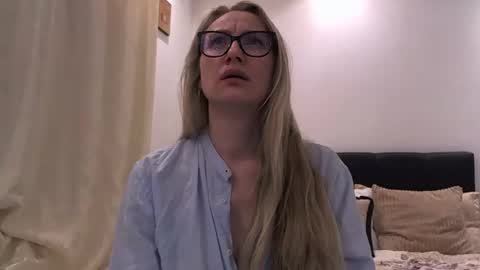 Melly online show from March 8, 8:45 pm