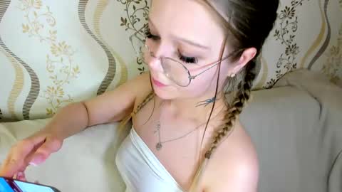 MelMooon online show from September 9, 7:02 pm