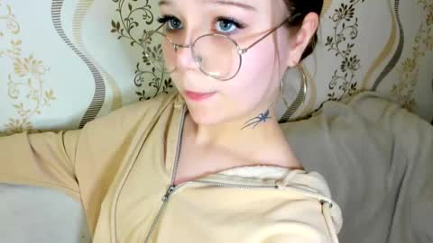 MelMooon online show from September 29, 6:46 pm